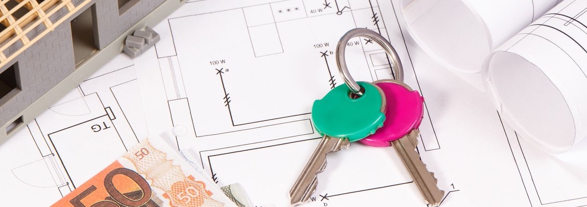 Plan de construction, clés et billets d'euros posés sur un bureau pour illustrer les démarches administratives d'un projet de toiture