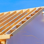 Charpente bois avec chevrons et écran sous-toiture visible lors d'un chantier d'isolation par l'extérieur